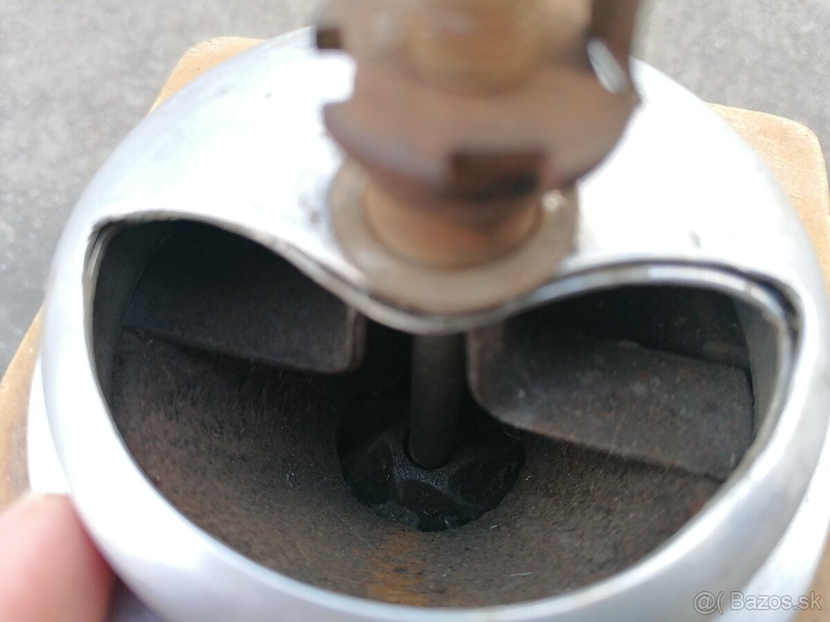 Predám starožitný mlynček na kávu - 8