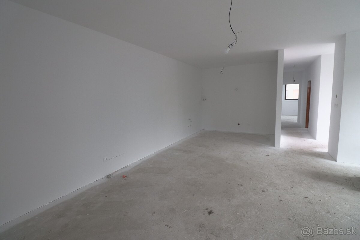 MODERNÝ DVOJDOM V POVODE- VEĽKÝ POZEMOK - 8