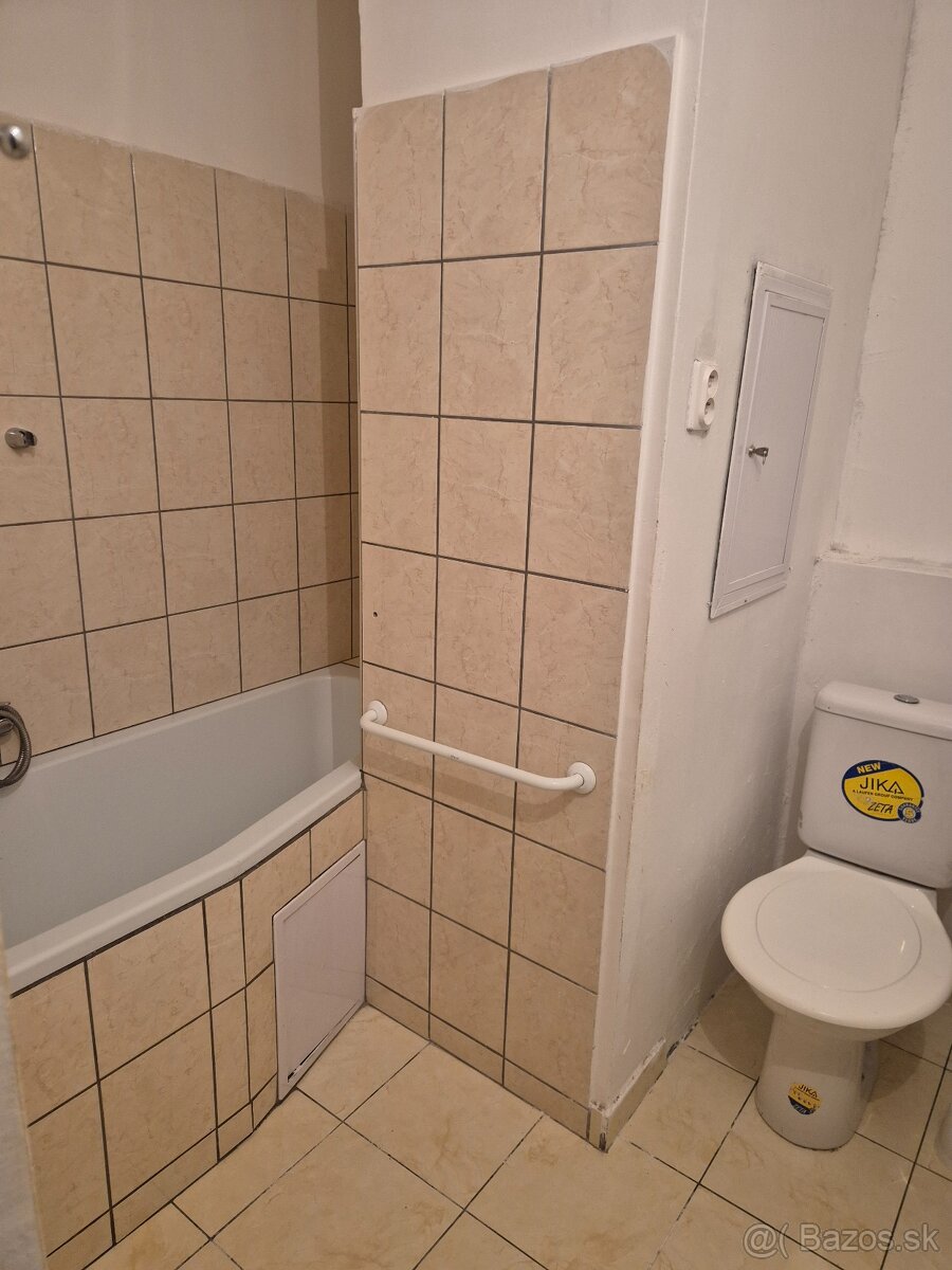 GARZÓNKA S BALKÓNOM NA 7.SÍDL. V KN. - 8