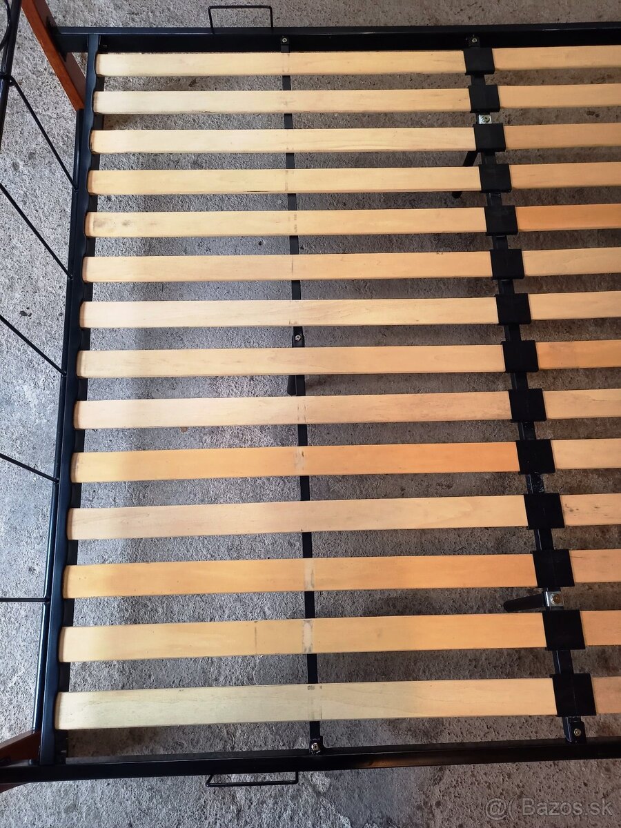 Čierna kovová posteľ s matracmi - 8