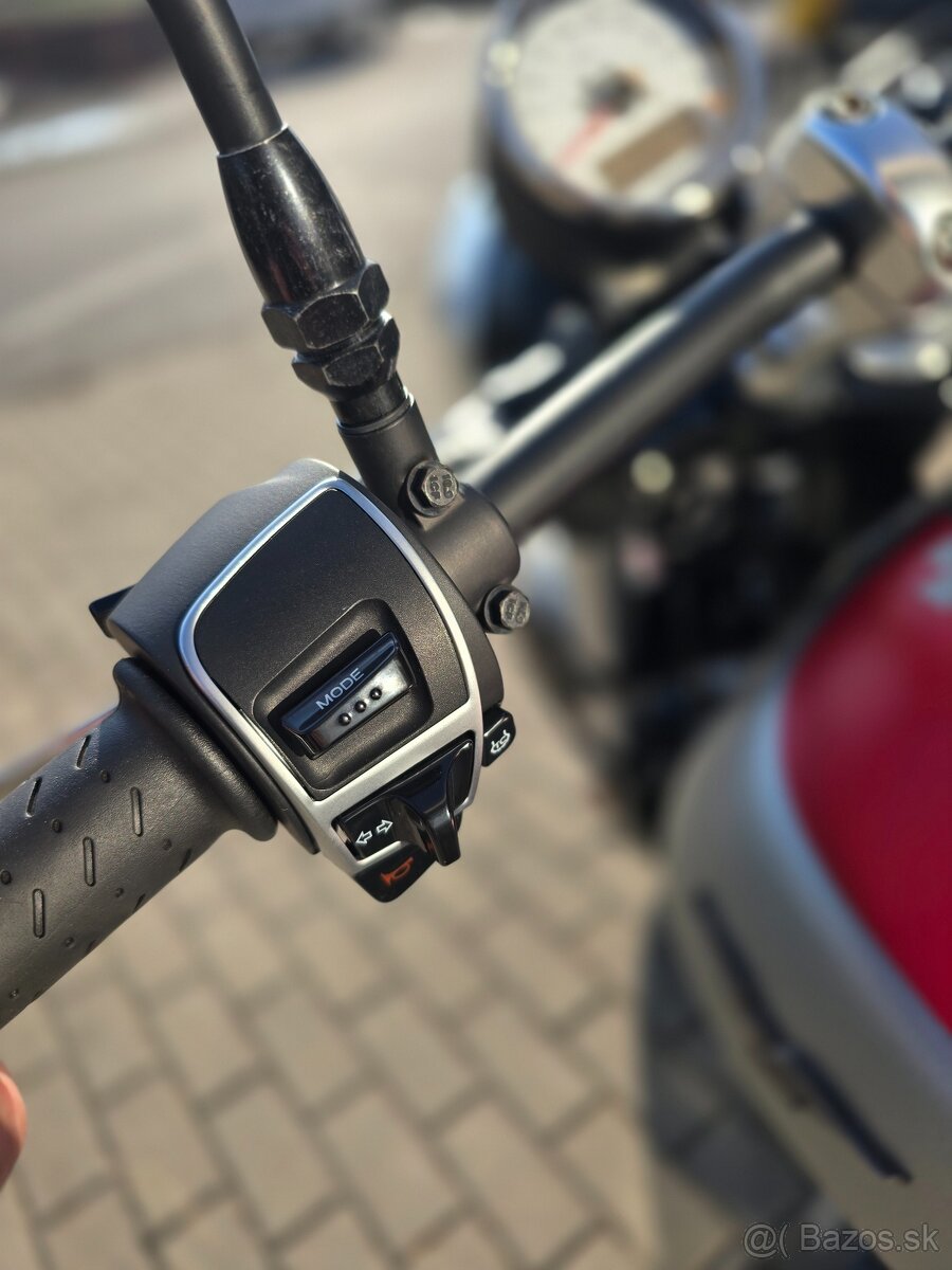 Moto Guzzi V9 Bobber - 8