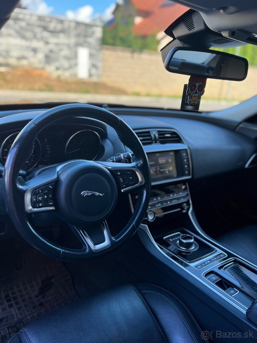 Jaguar XE 2.0D Prestige - 8