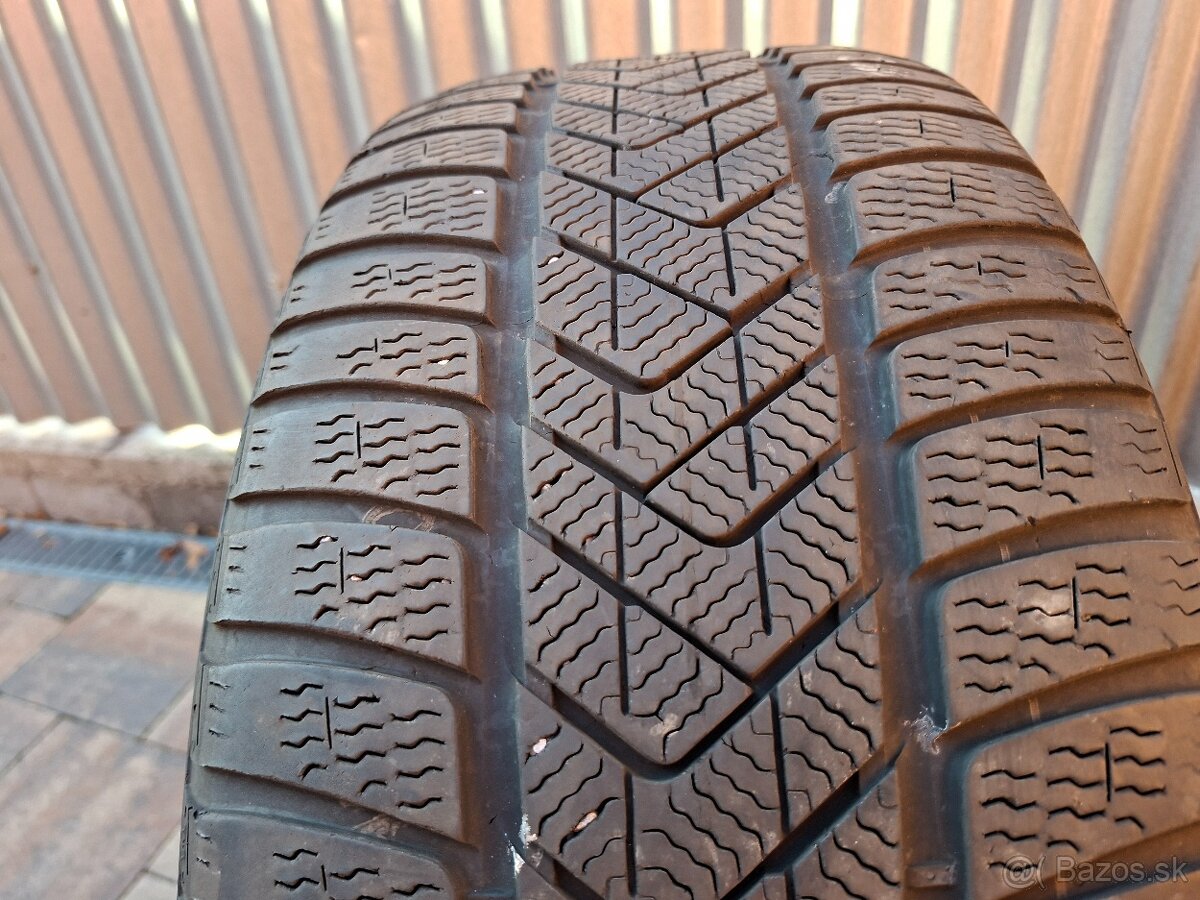 Predám zimné pneu.Pirelli dvojrozmer-R20 - 8