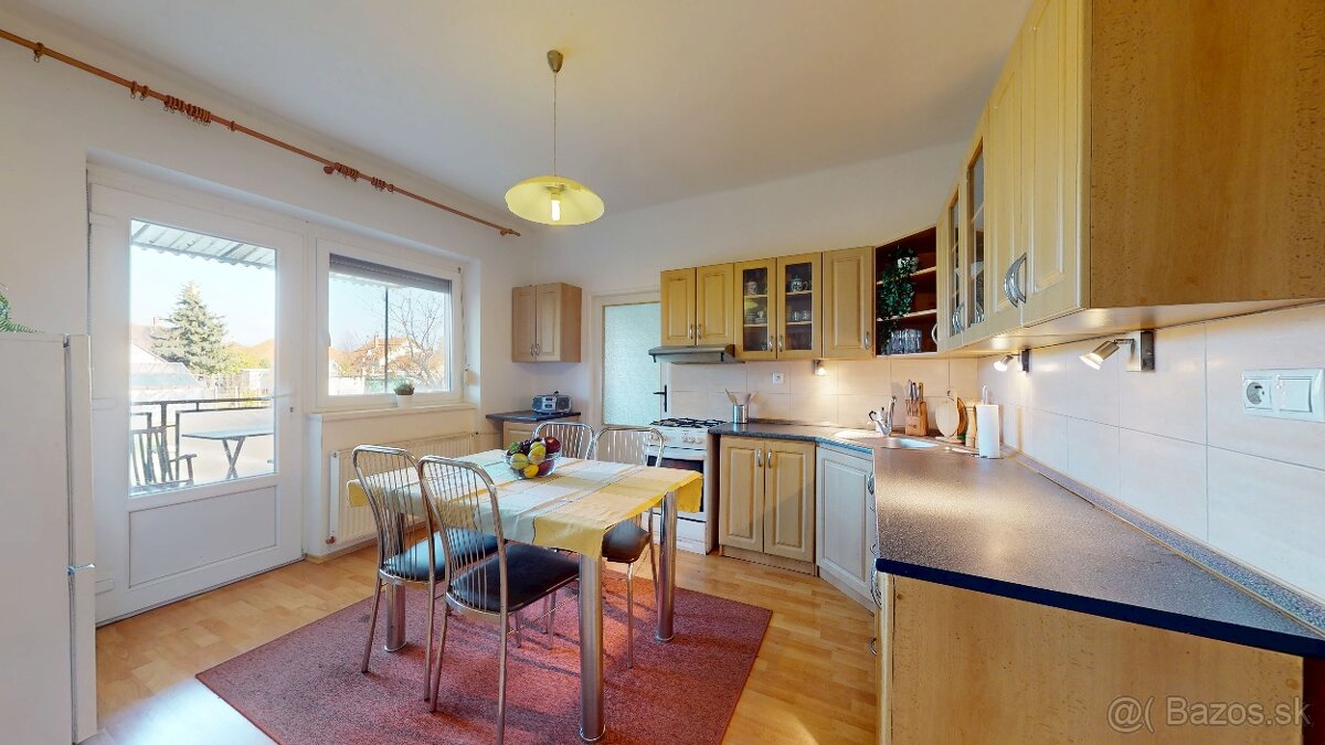 Atraktívny 5 izbový rodinný dom s garážou, veľký pozemok - 8