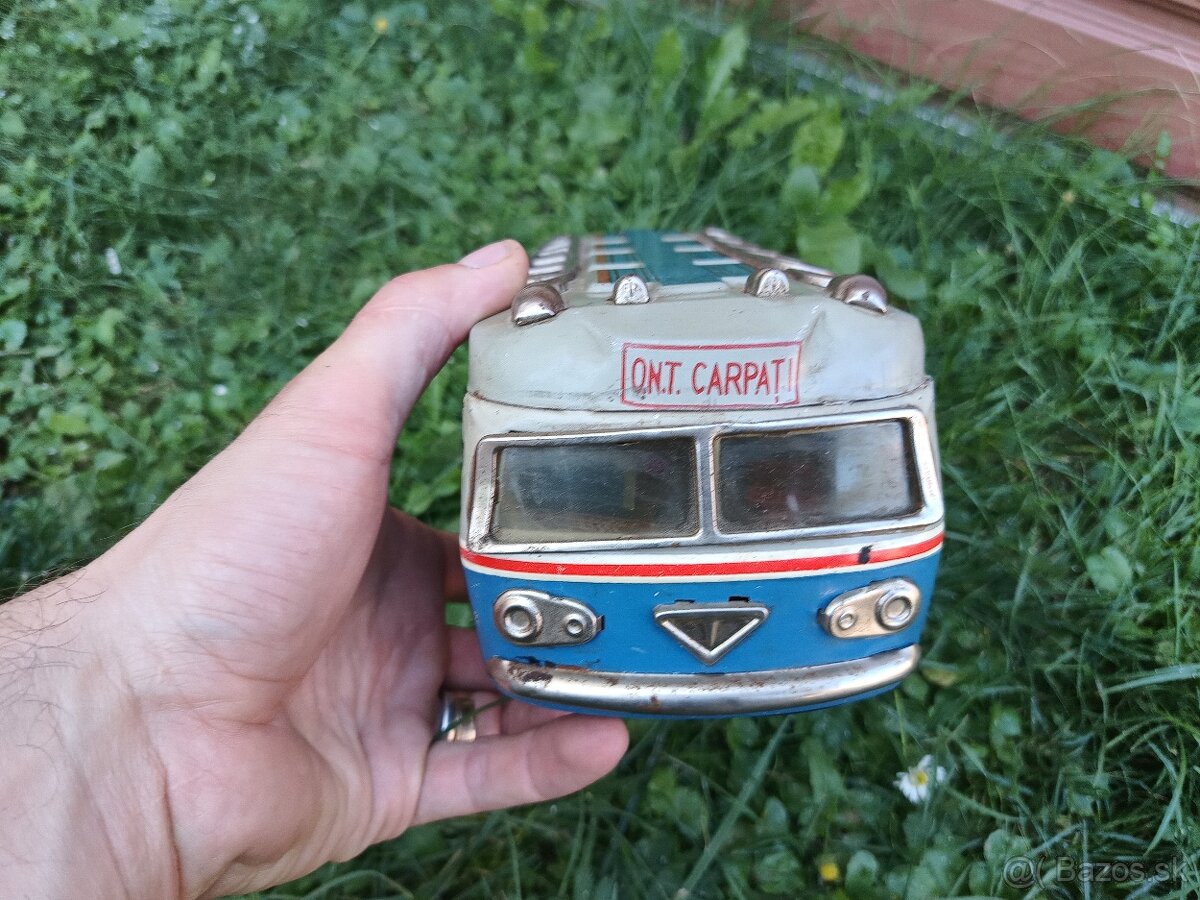 Starožitný plechový autobus CARPATI - 8