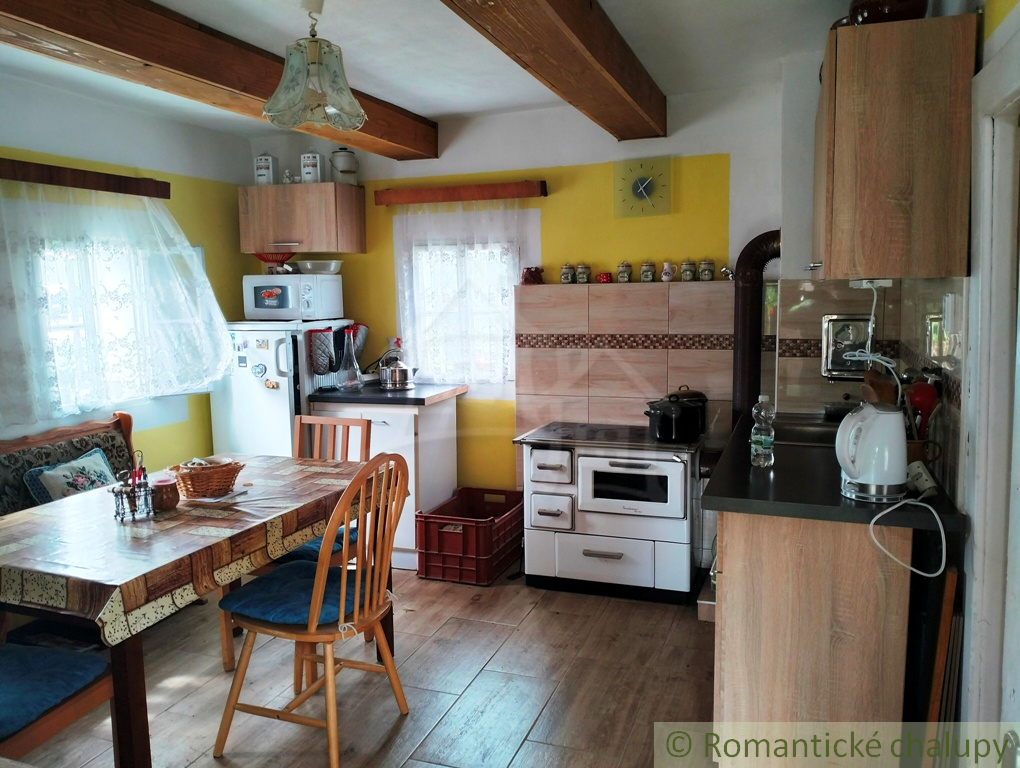 Drevenička v centre krásnej obce Papradno na predaj - 8