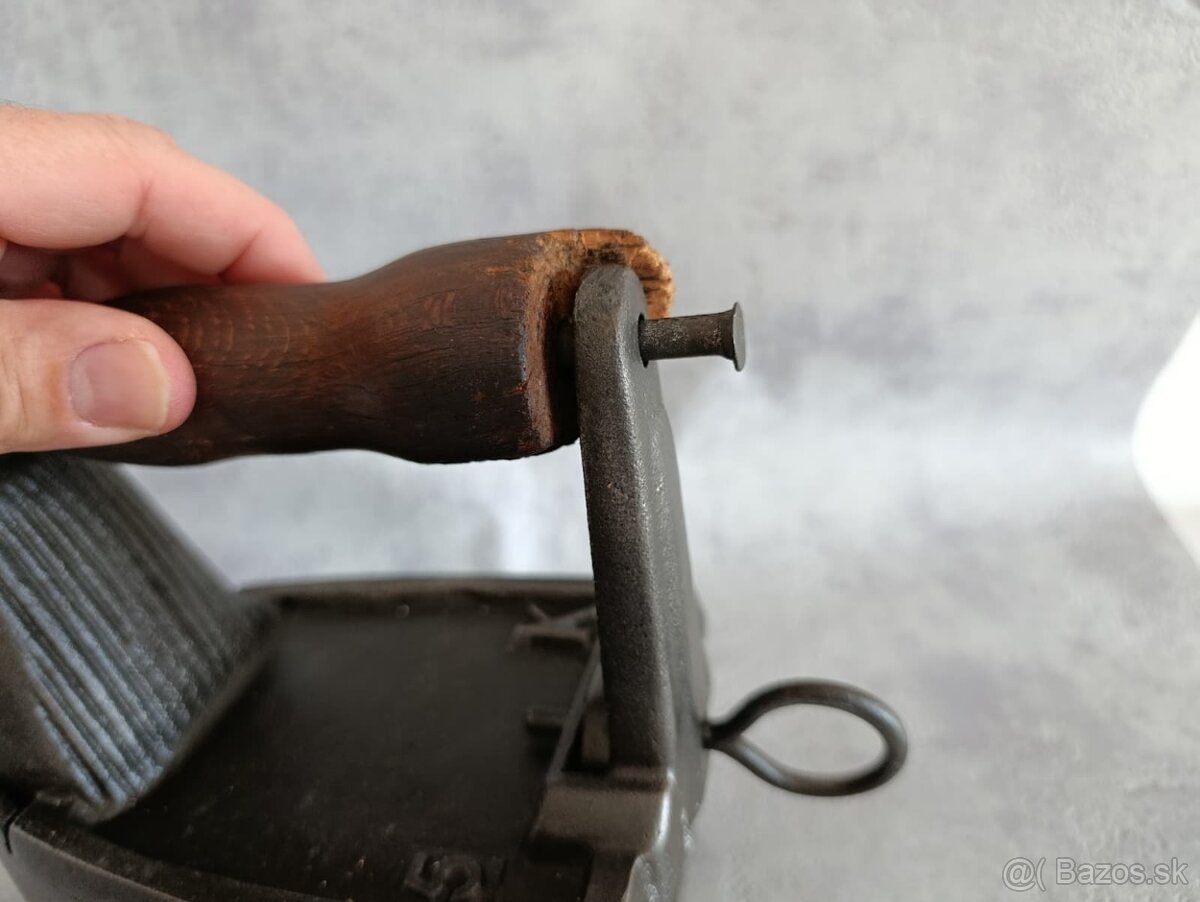 Stará velká orig. atypická žehlička s komínem, 4,69kg TOP - 8