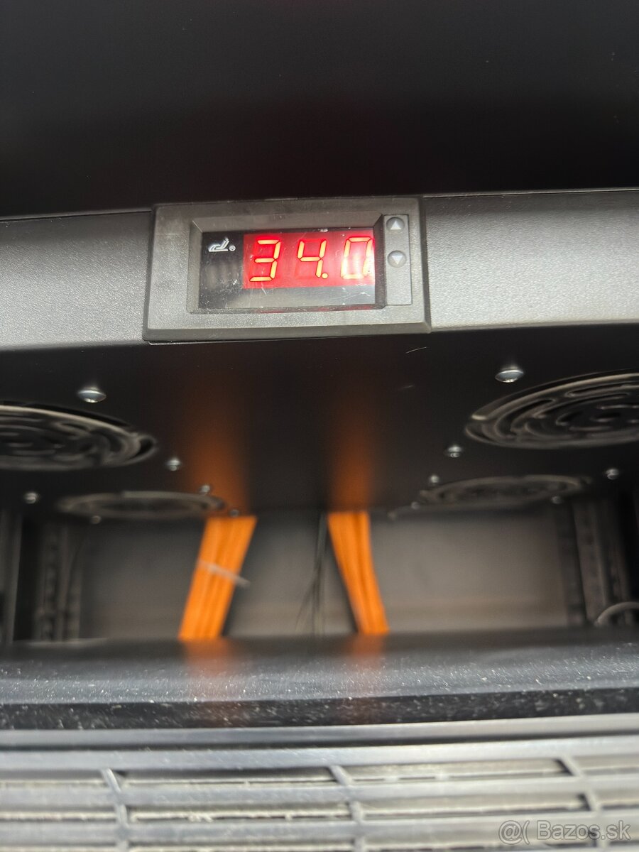 Serverová skriňa s príslušenstvom - plne funkčné - 8