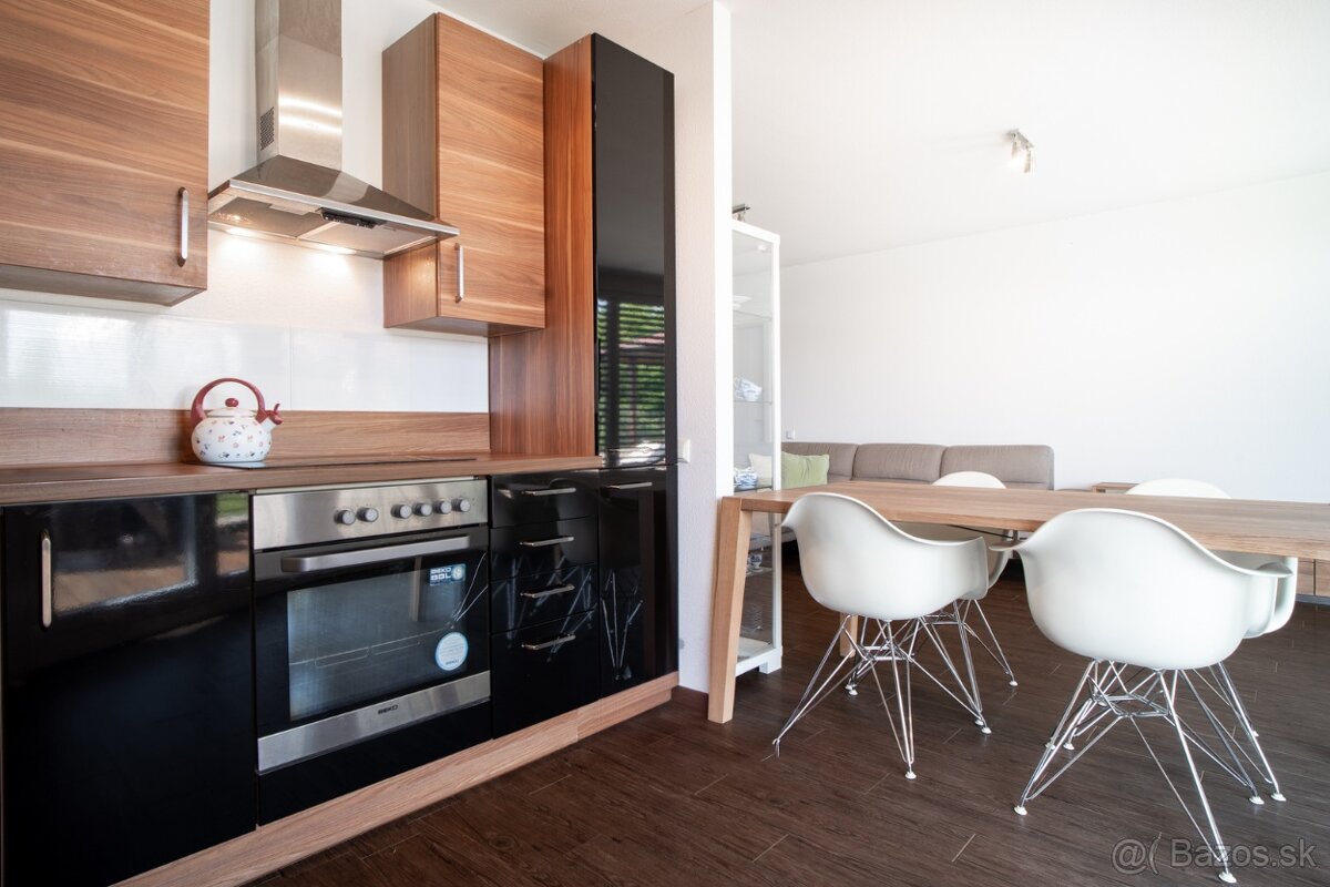 Nadštandardný dom s veľkým pozemkom - Pereš - Predaj - 8