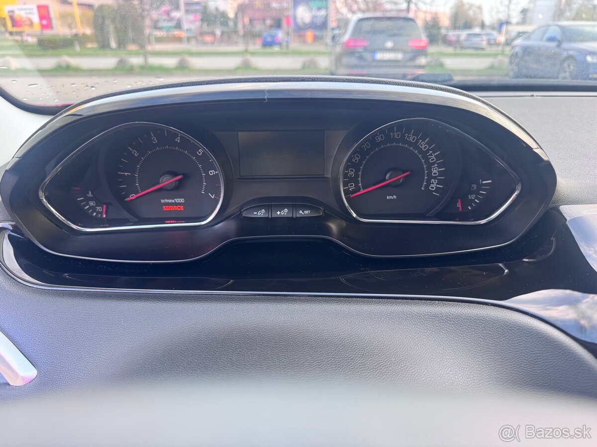 Peugeot 208 - 8