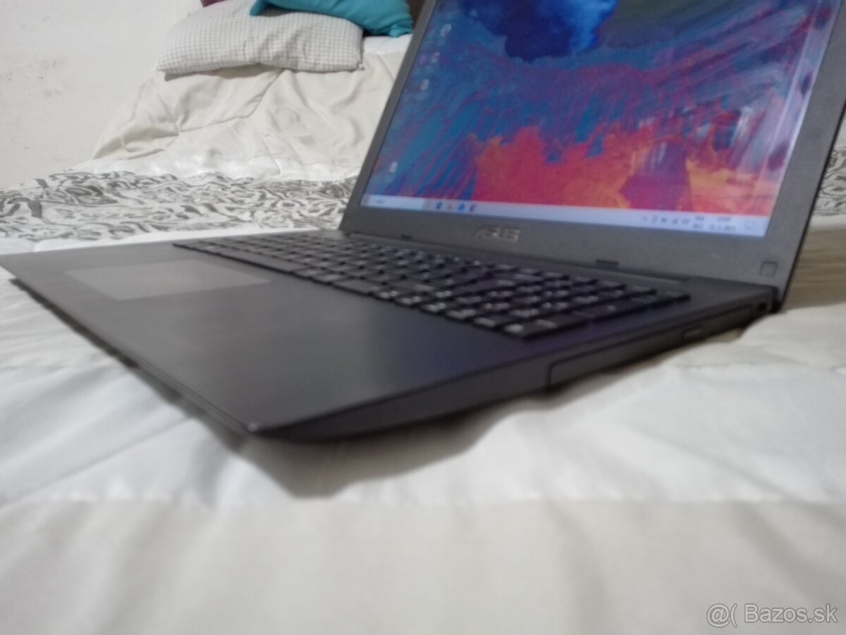 Asus X553. 4-Jadro. SSD 128 GB. Nová 8 GB RAM. - 8