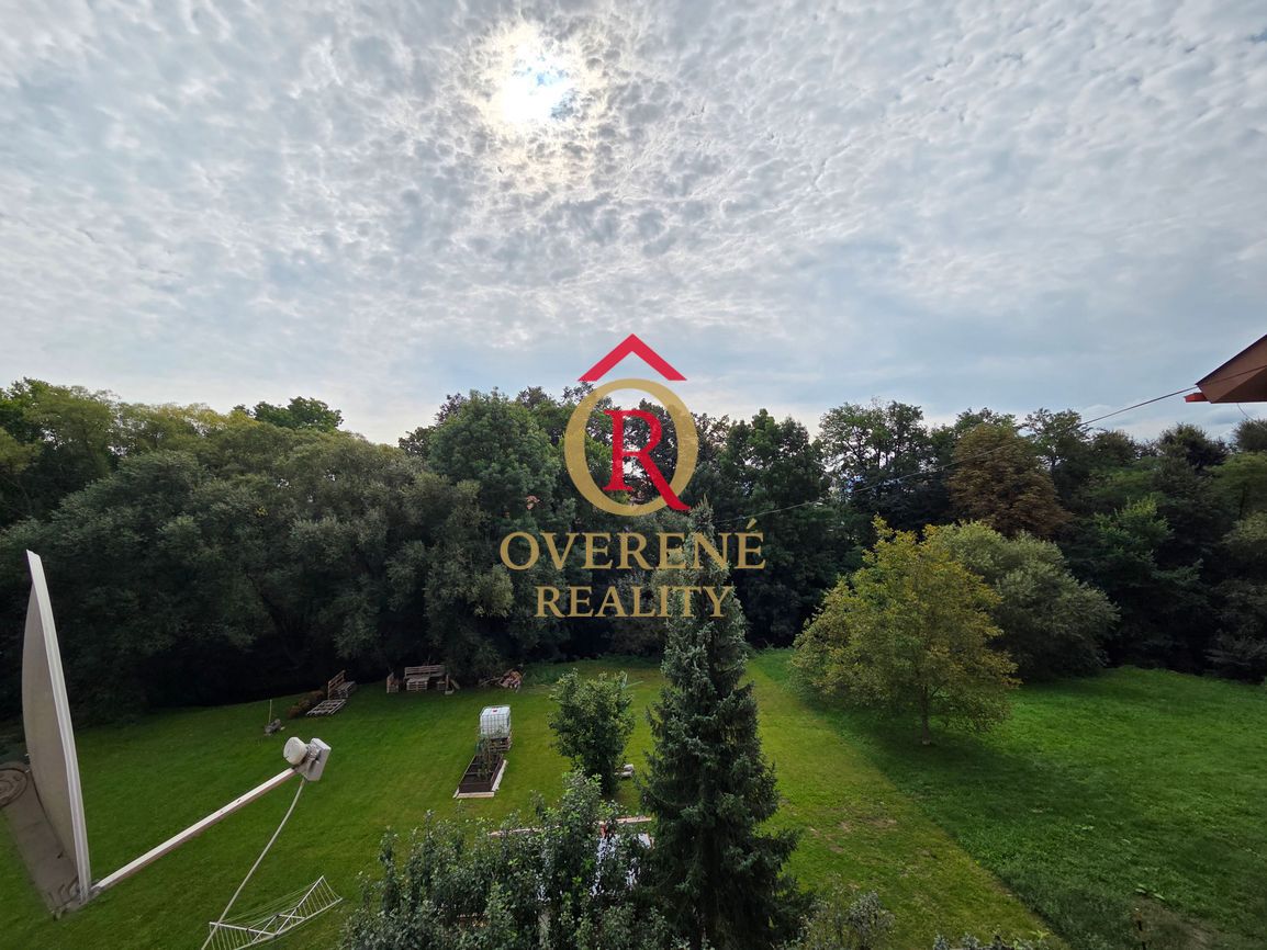 Na predaj priestranný 3-izbový byt 10minút od mesta Zvolen v - 8