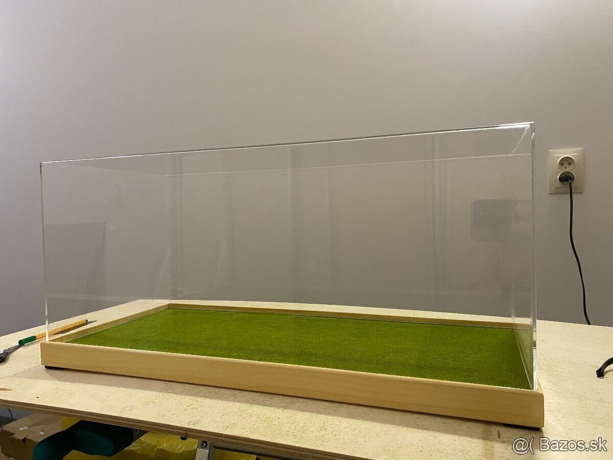 Vitrína z plexiskla pre model v mierke 1:8 - 8