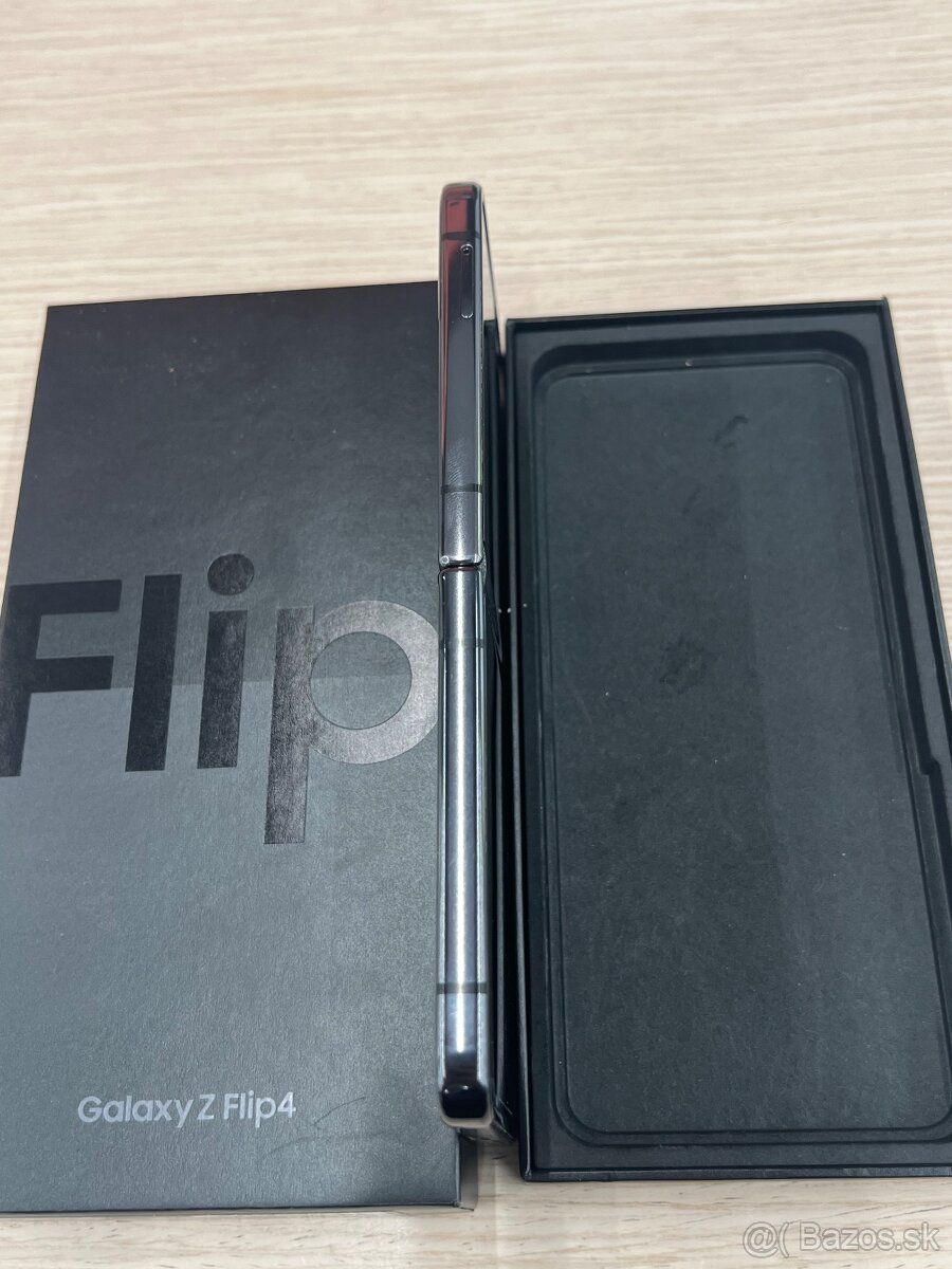 Predám Samsung Galaxy Z Flip 4 8GB Rám 128GB Black - 8