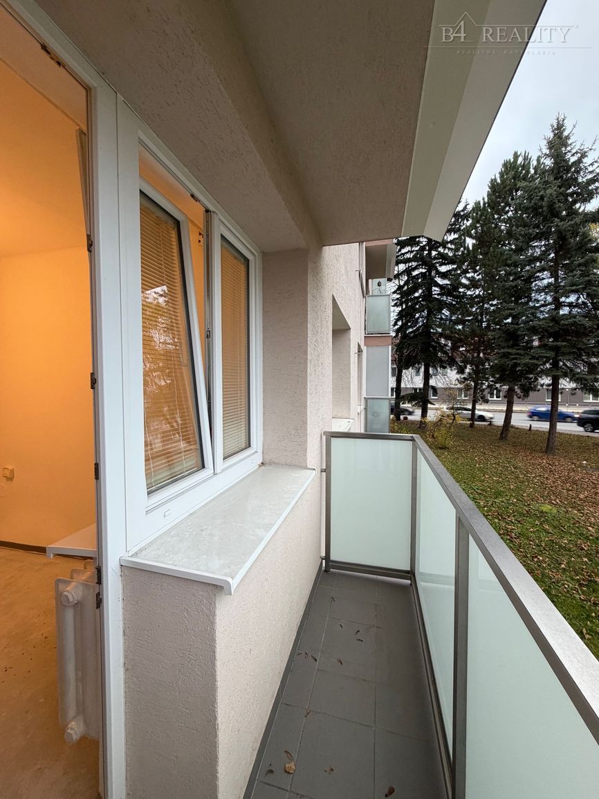 3 izbový tehlový byt, 72 m2 + presklená lodžia a balkón, vla - 8