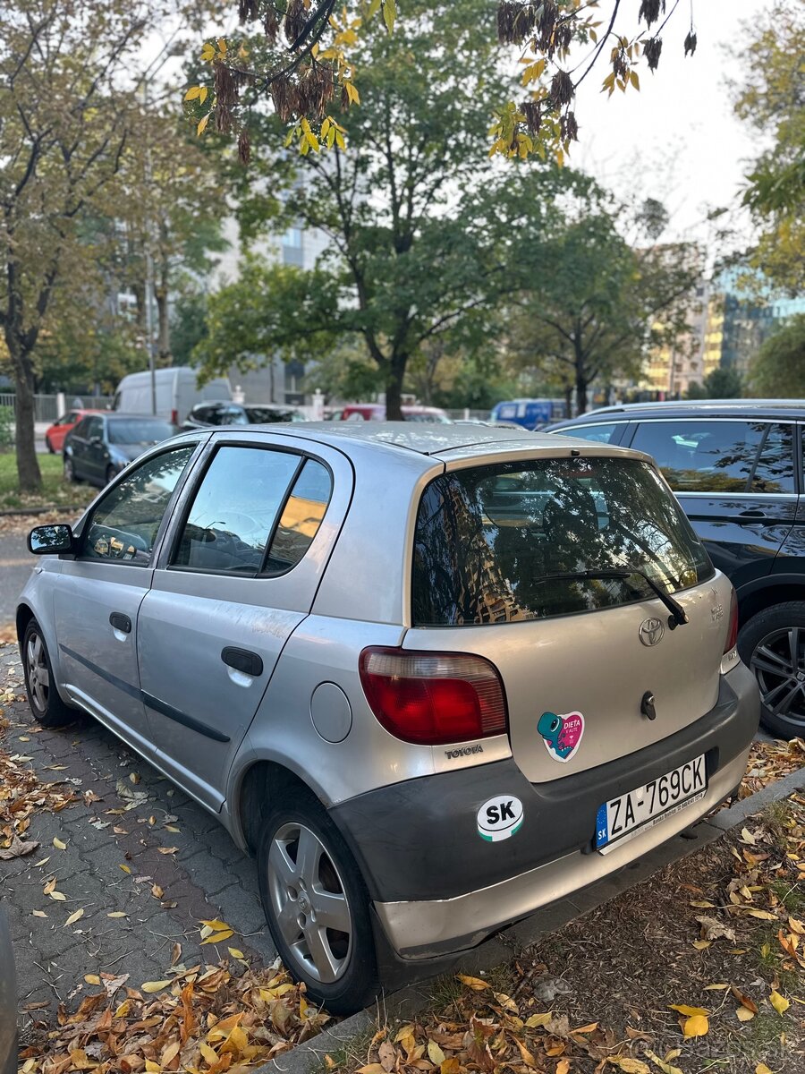 Toyota Yaris 1.0 - 8