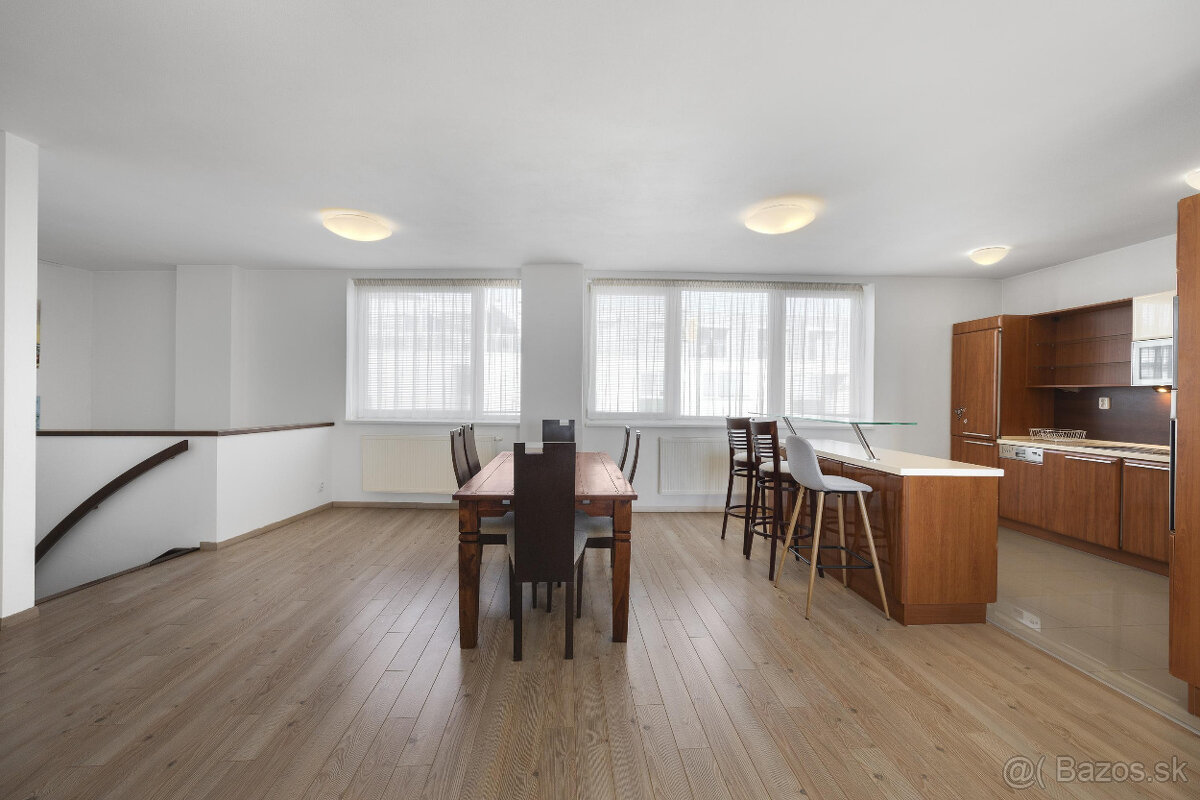 Priestranný mezonet v tichej lokalite s krbom - 8