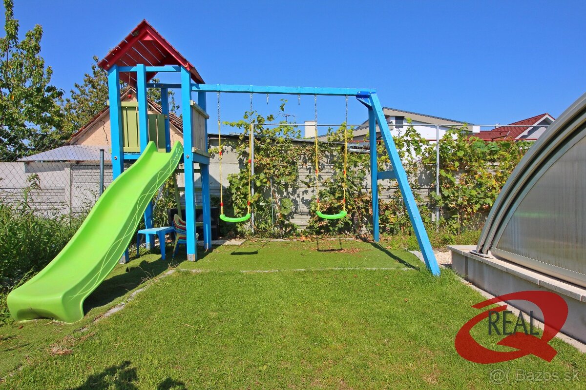 RODINNÝ DOM V SÚKROMNEJ ULIČKE S BAZÉNOM A LETNÝM DOMČEKOM - 8