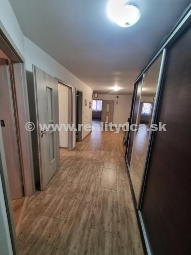 Predáme rodinný dom v centre obce Bolešov - 8