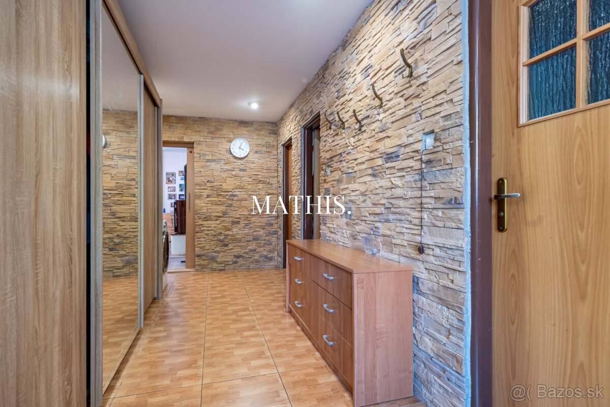 Na predaj priestranný rodinný dom s 3 podlažiami, krásnou zá - 8