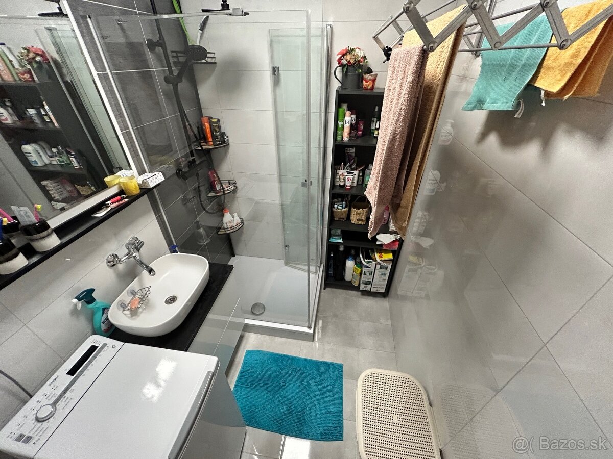 Predám veľký 3izbový byt s loggiou a pivnicou - 8