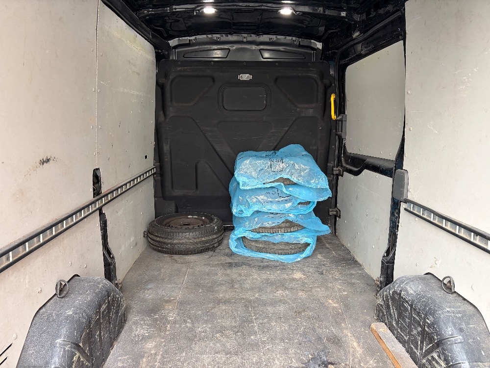 Ford Transit L2H2, 3- místné - 8