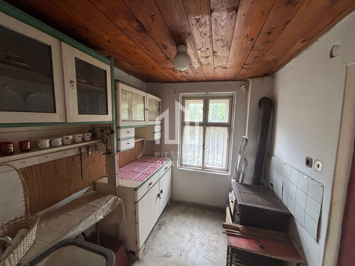 Predaj vidieckej chalupy s kúzlom minulosti v srdci kopaníc - 8