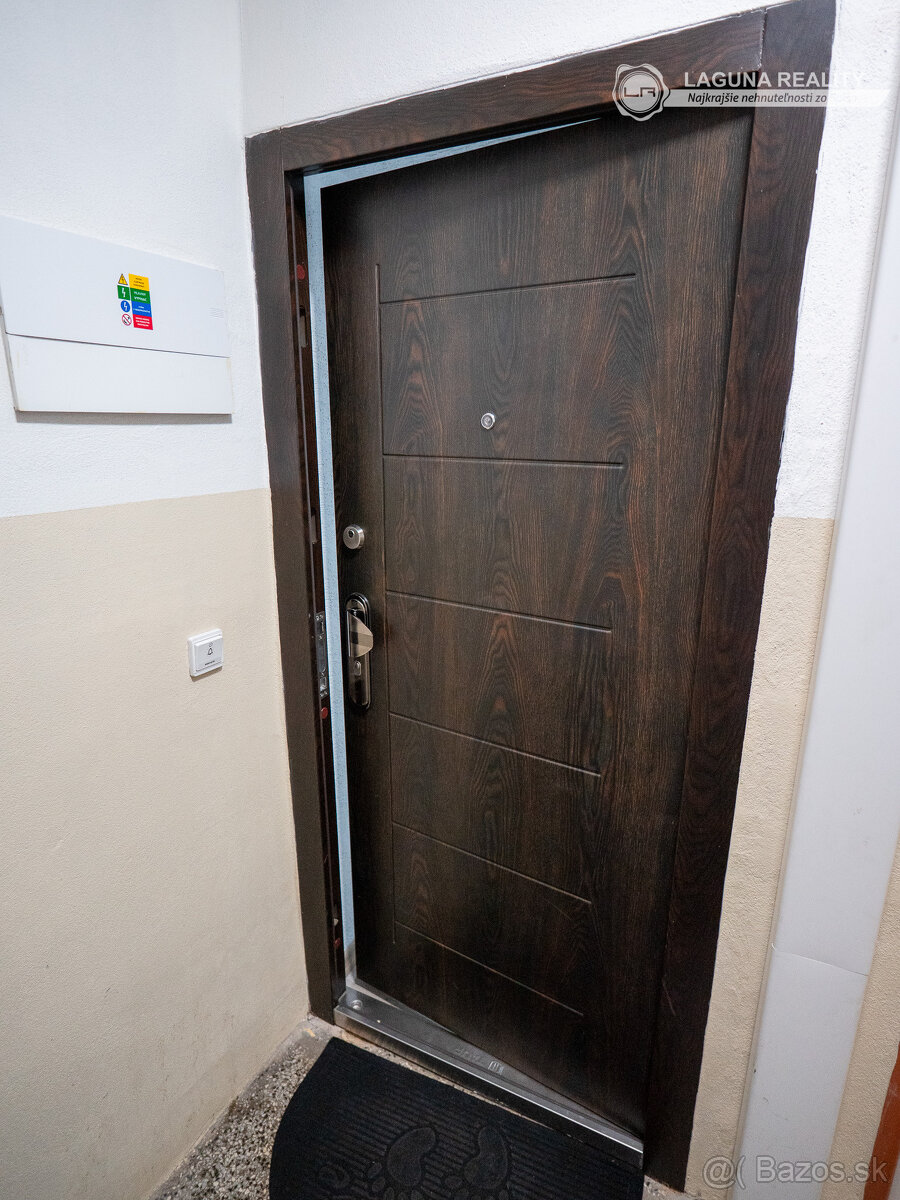 REZERVOVANÉ- 3-izbový, nadštandardne veľký byt s balkónom - - 8