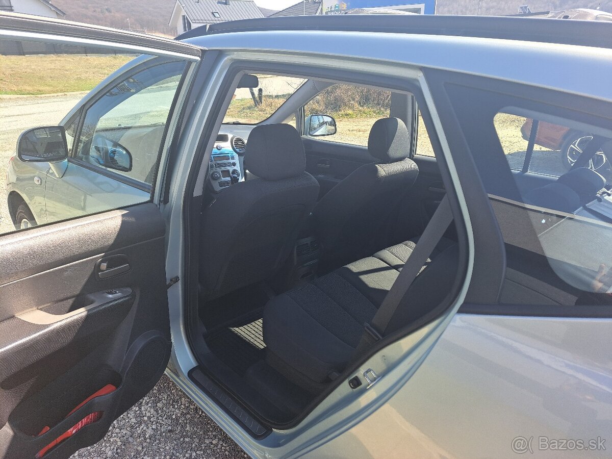 Kia Carens - 8