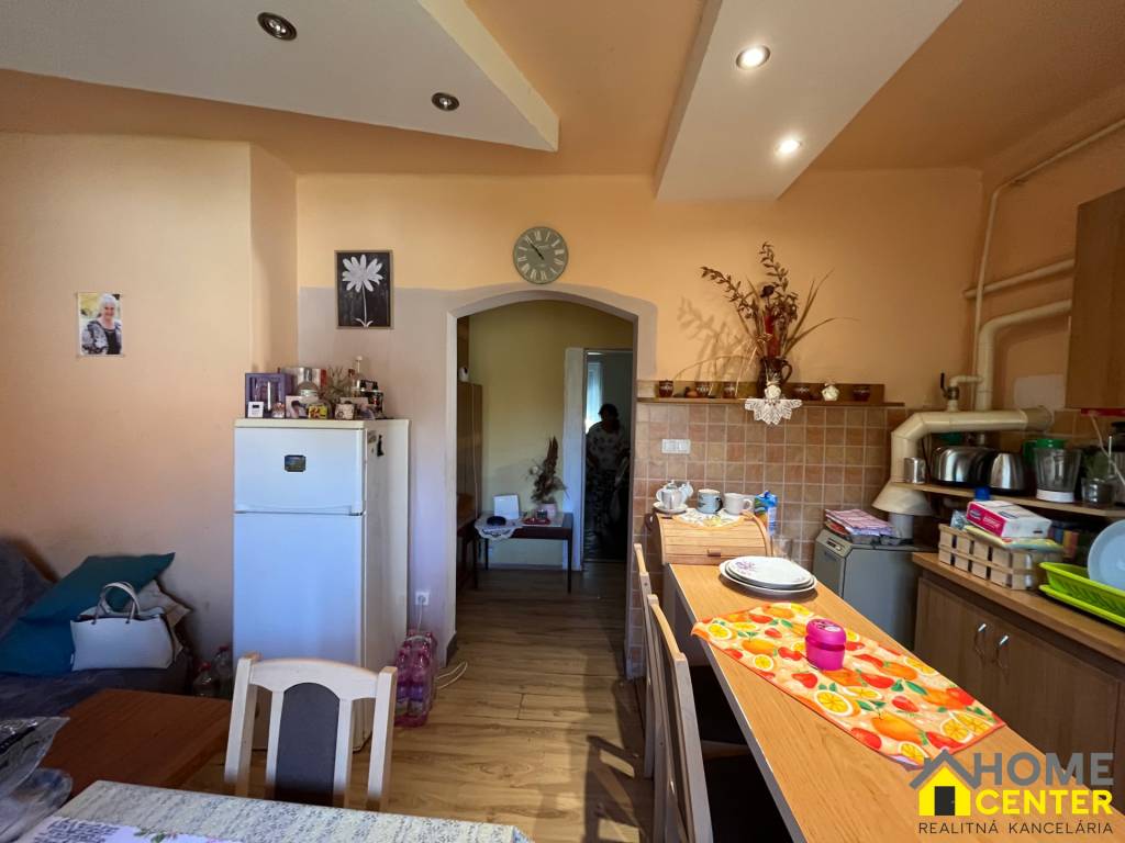 EXKLUSÍVNY PREDAJ 2 izb. rod.domu na 6,5 árovom pozemku,Zemi - 8