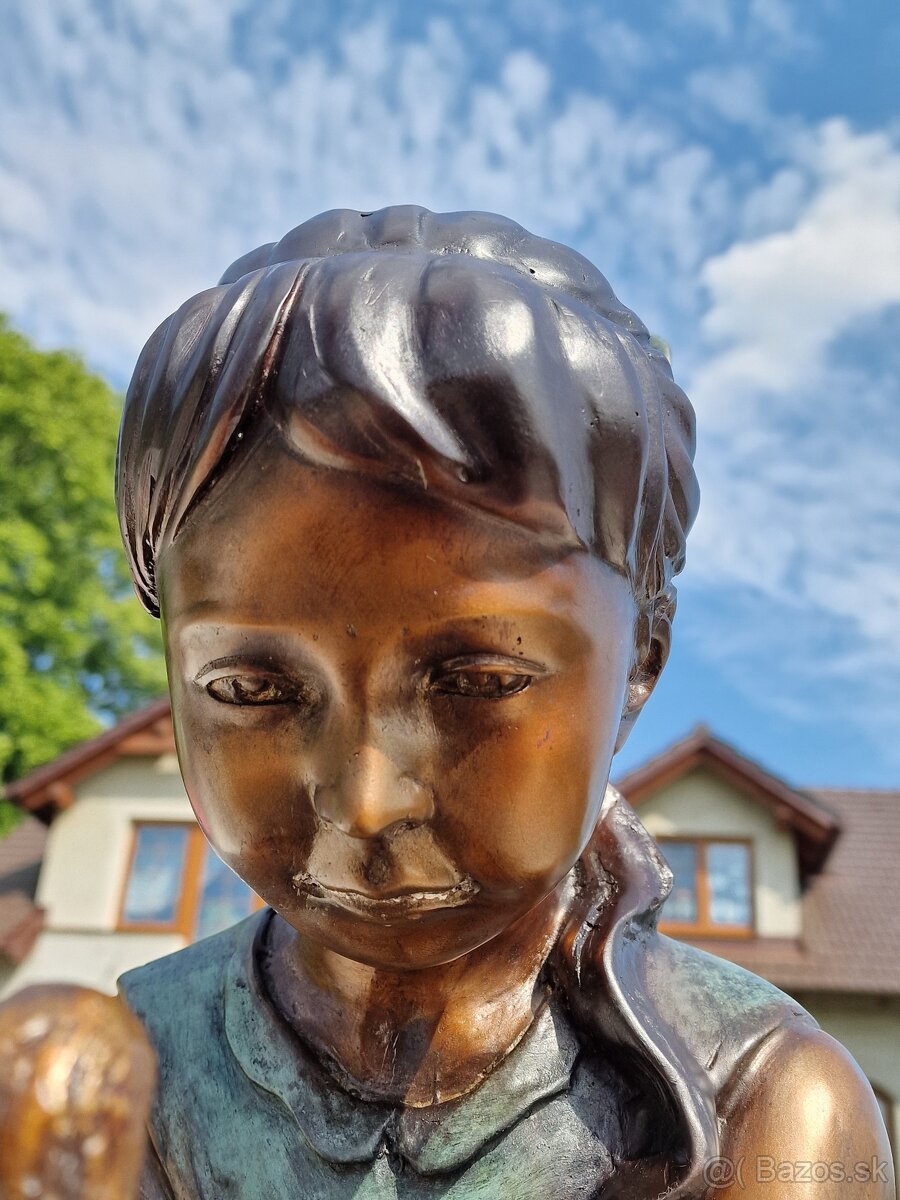 Bronzová socha - Dívka s ptáčkem - kolorovaná - 8