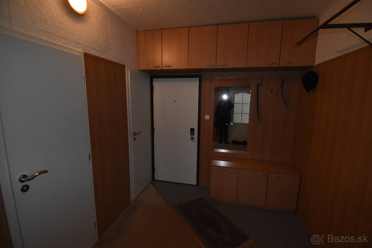 Priestranný, zrekonštruovaný 4-izbový byt, ul.Klačno - 8