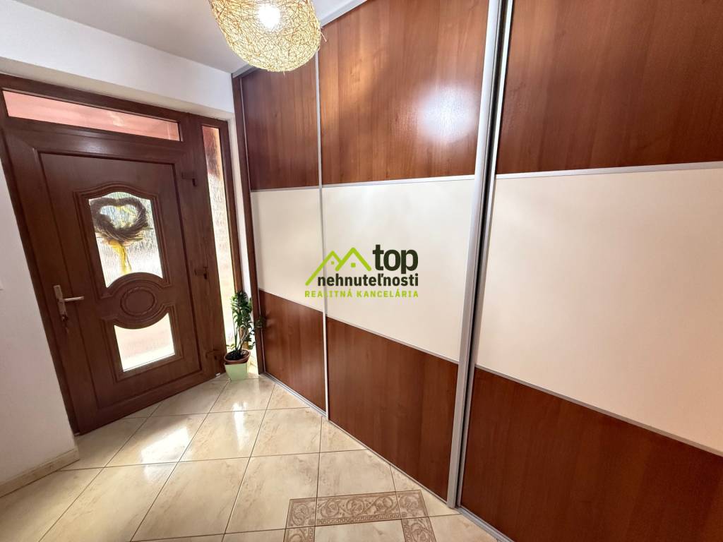 Veľké Zálužie - RD priestranný, zariadený, garáž a pozemok - 8