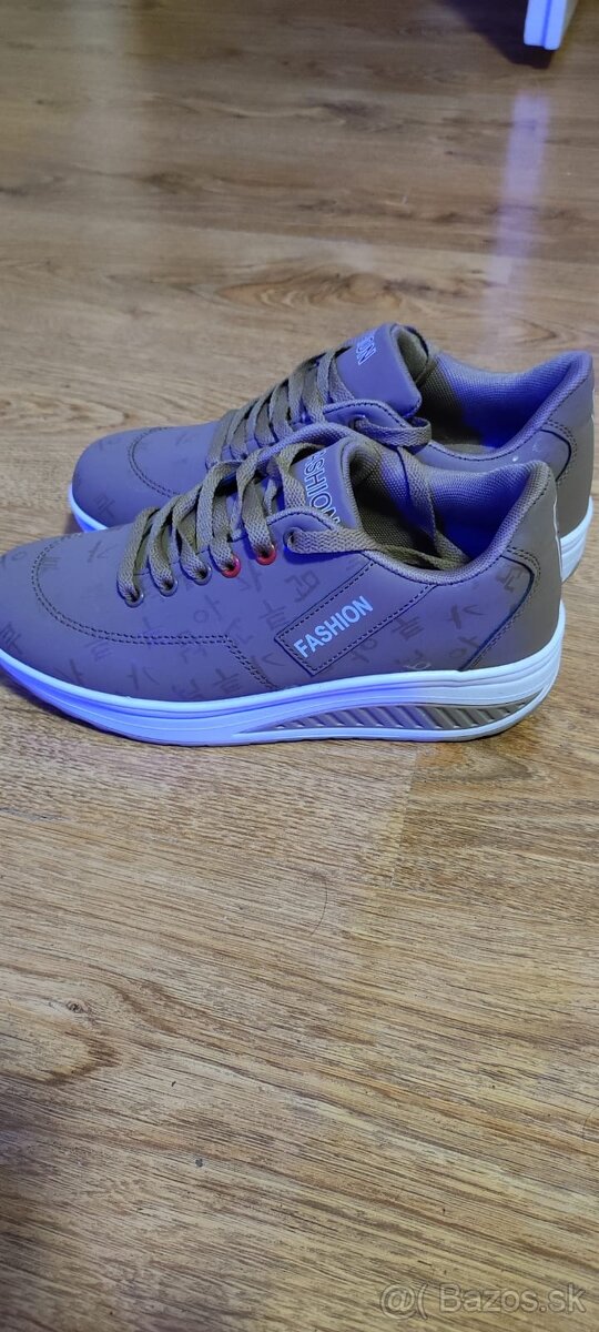 Rôzne veľkosti tenisky a cizmy - 8