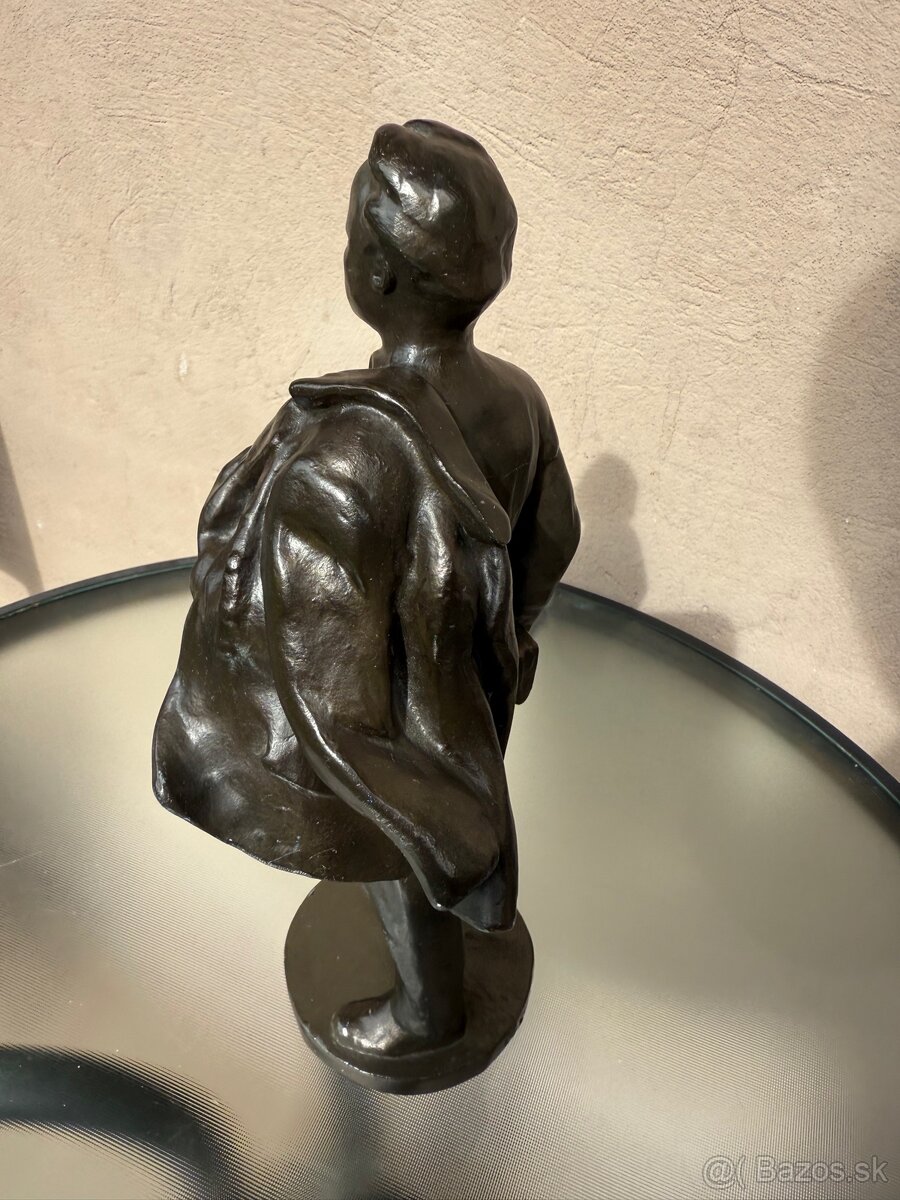 Predam sošku so značenim autora - 8