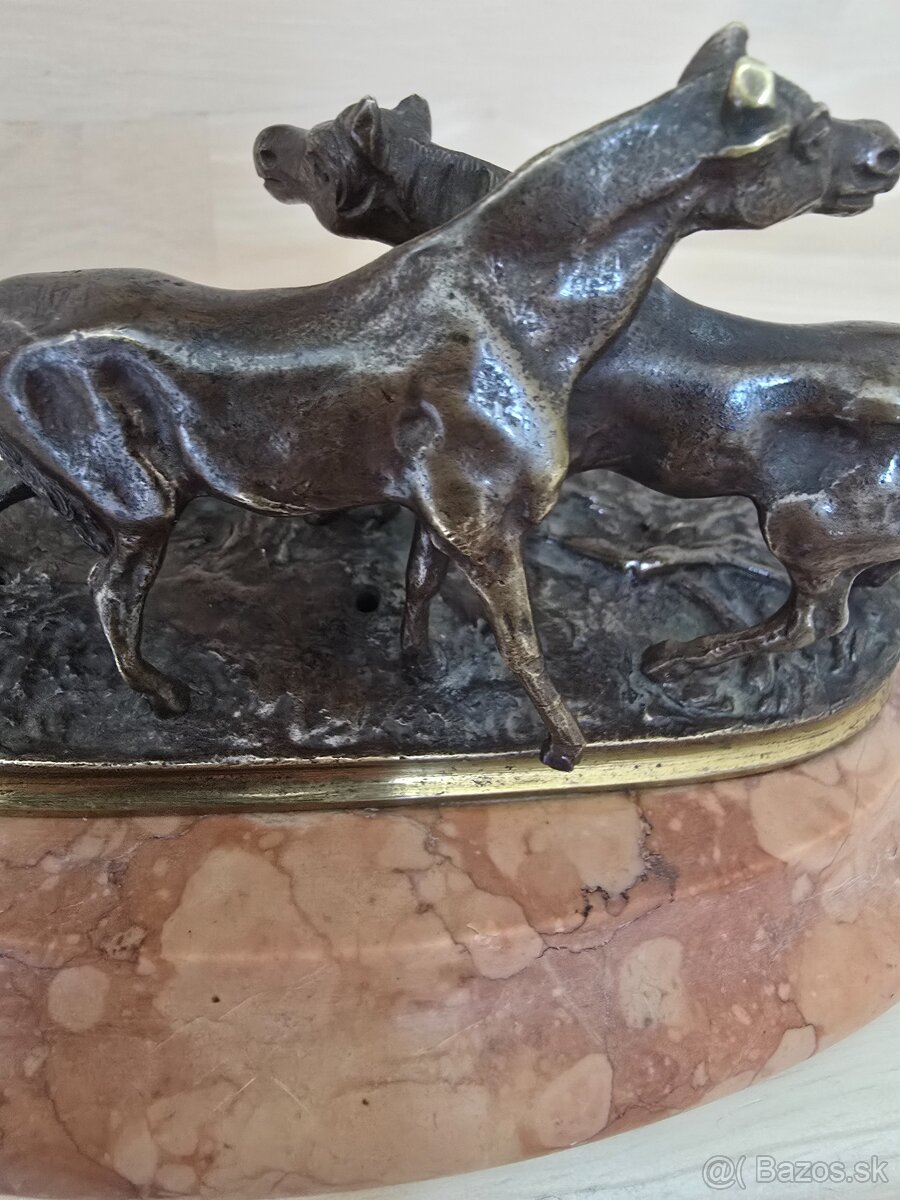 Bronzová socha kone - 8