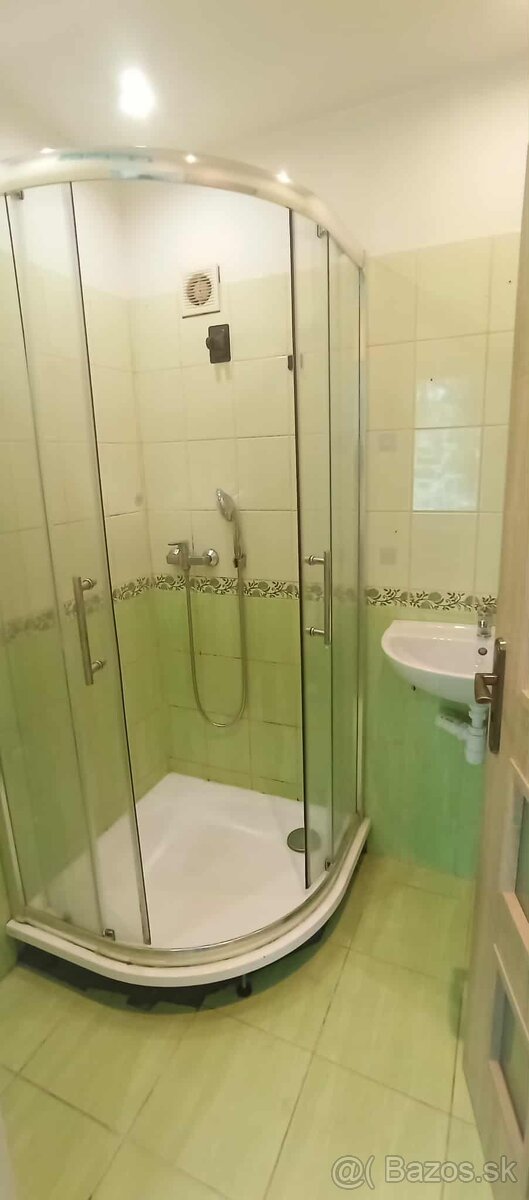 Dvojizbový byt s loggiou v zelenej časti Poltára - 8