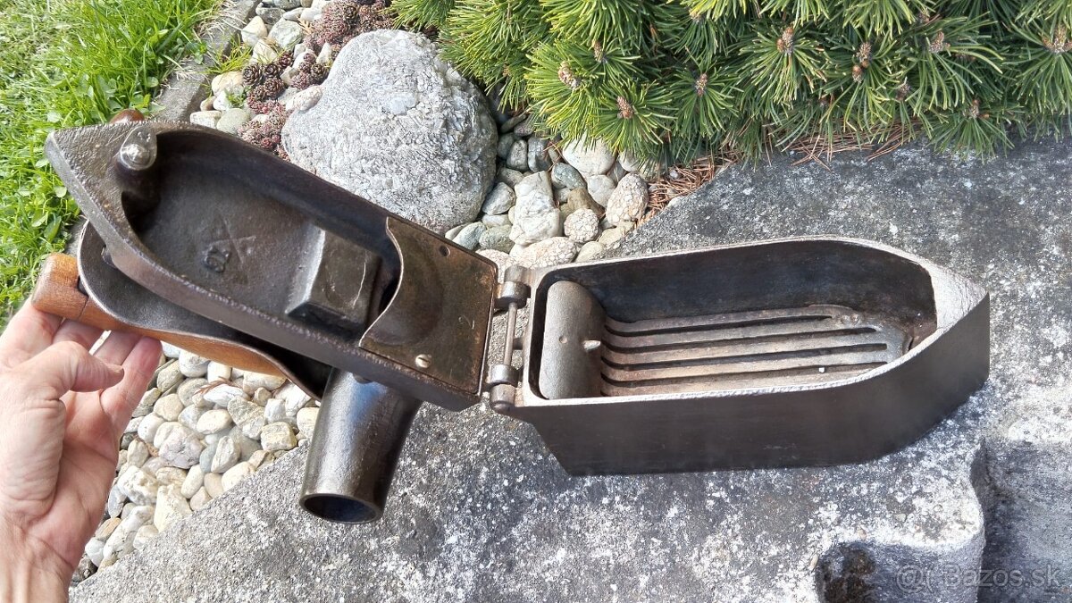 Obrovská komínová velmi stará sbírková žehlička D.R.G.M. - 8