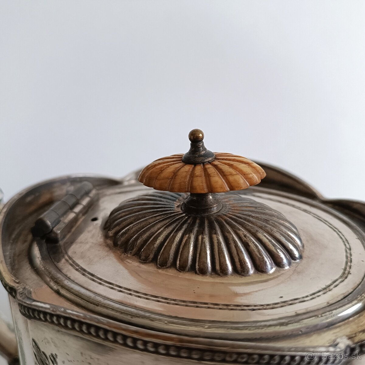 Starožitný zdobený postriebrený čajník - 8