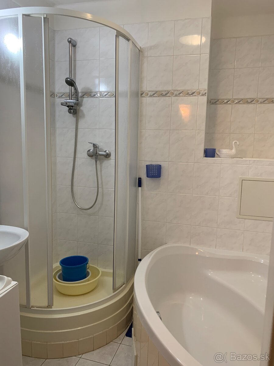 Zariadený 2-izbový byt blízko centra Levíc - 8