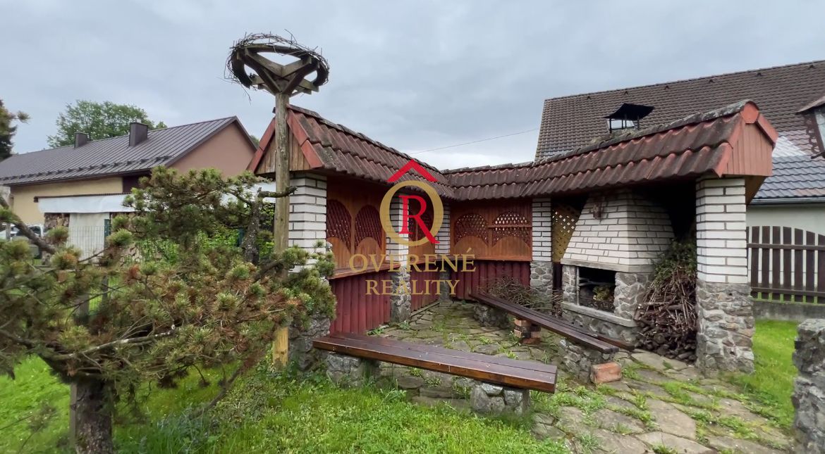 Zachovalý rodinný dom s krásnou záhradou a letnou kuchyňou v - 8