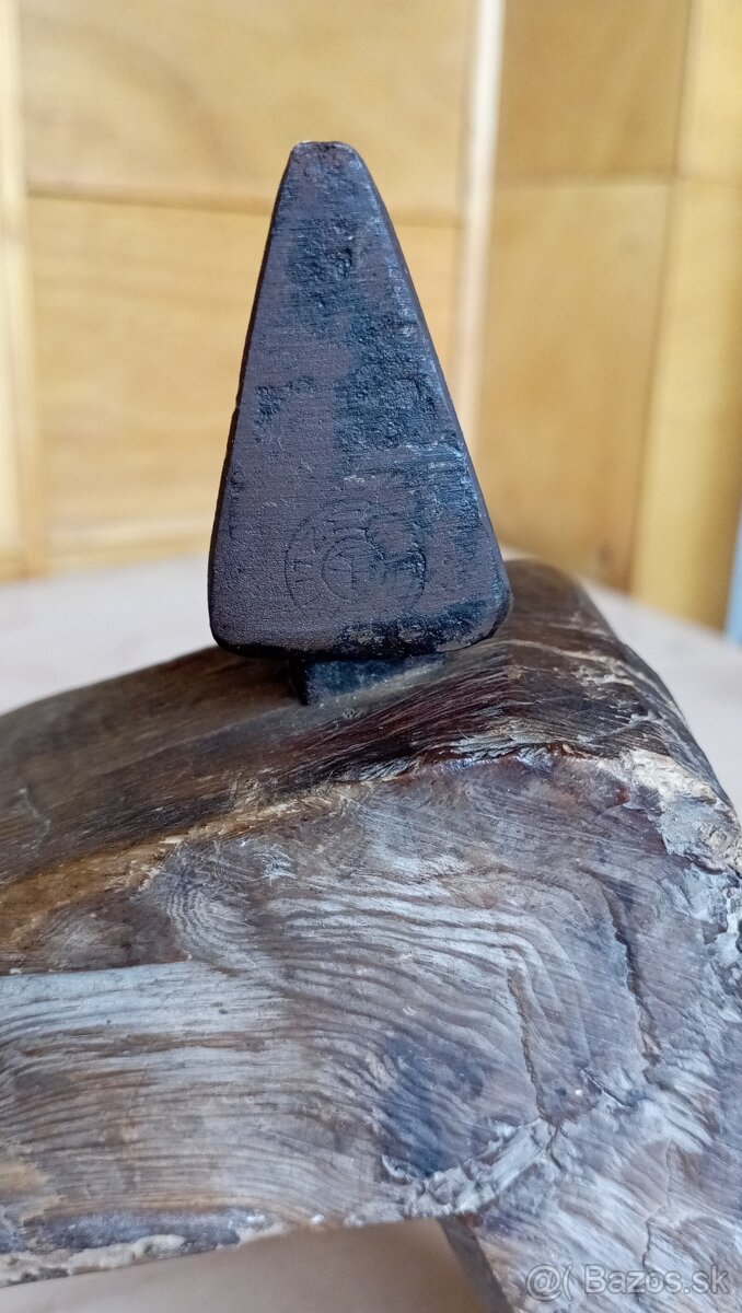 Starožitný naklepávač na kosu - 8