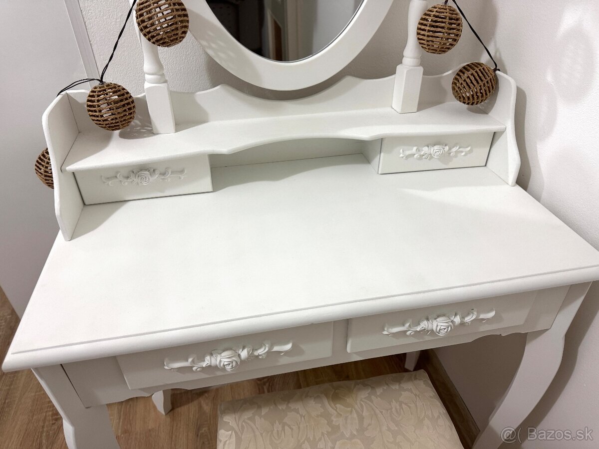 Kozmetický stolík - 8