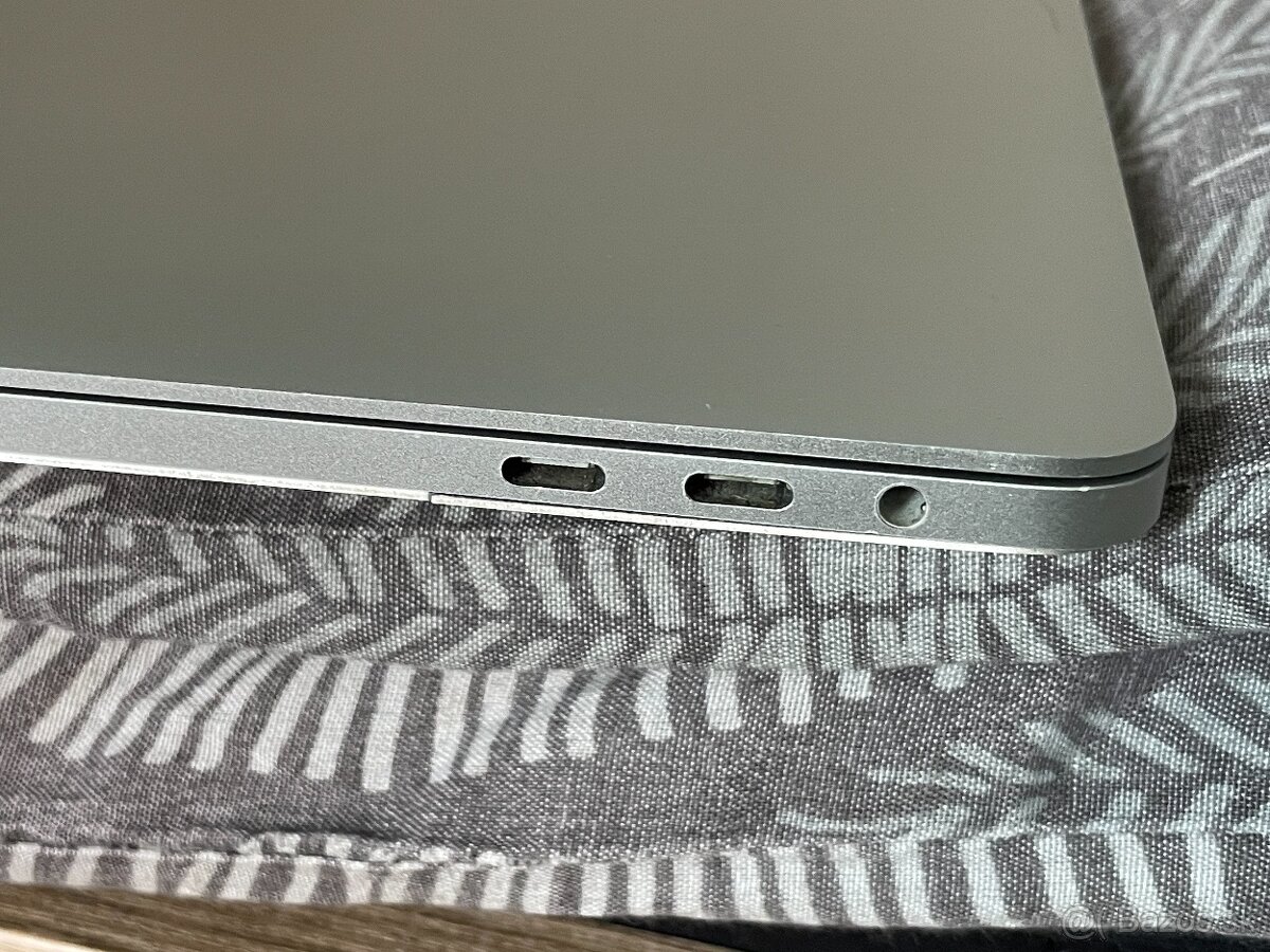 MacBook Pro 2018 15", 16GB RAM, 256GB SSD - 8