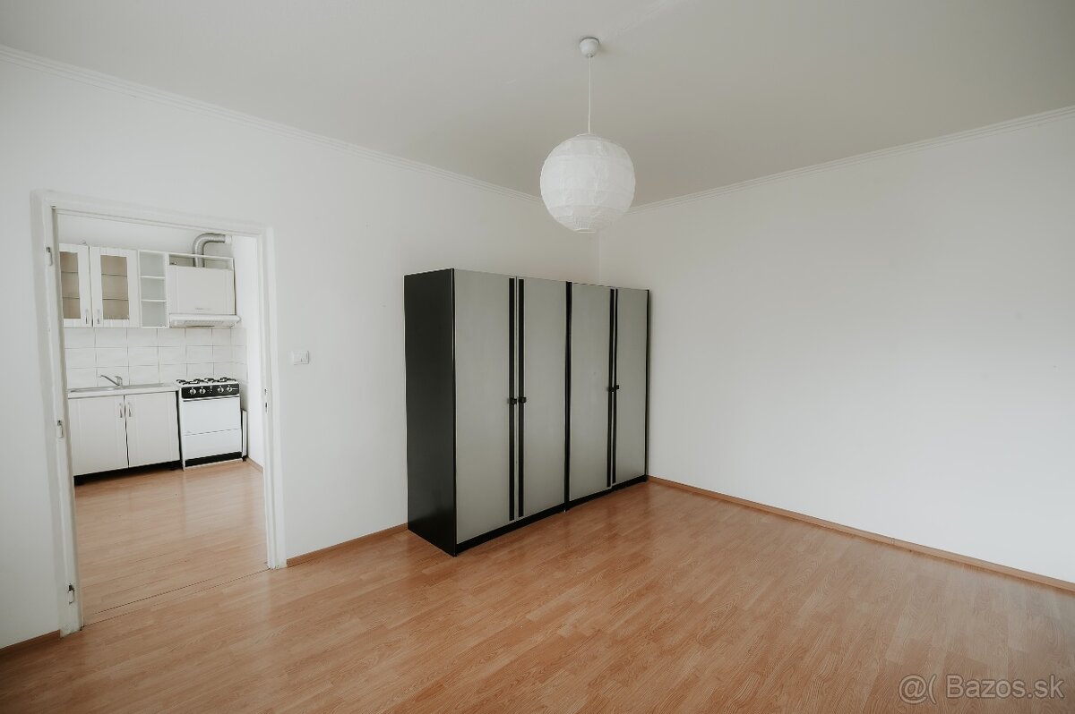 Ponúkame na PRENÁJOM 1 izbový byt na ulici Komenského 16 - 8