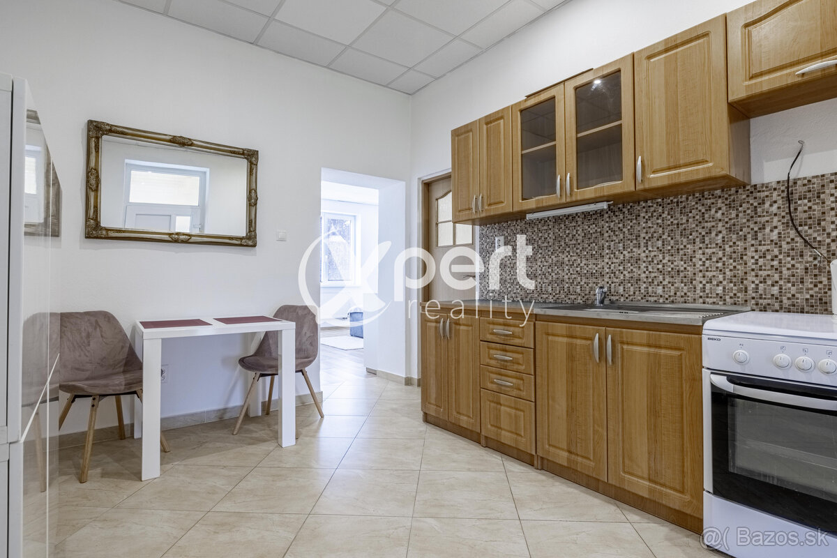 Rodinný dom s multifunkčným využitím v centre Galanty - 8