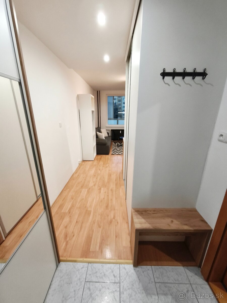 Priestranná garsónka s loggiou pri Auparku - 8