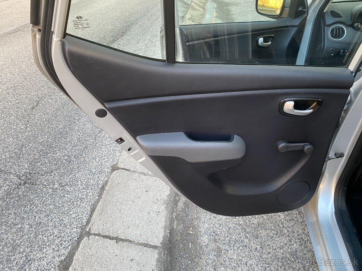 Hyundai i10 1.1i Style - 8