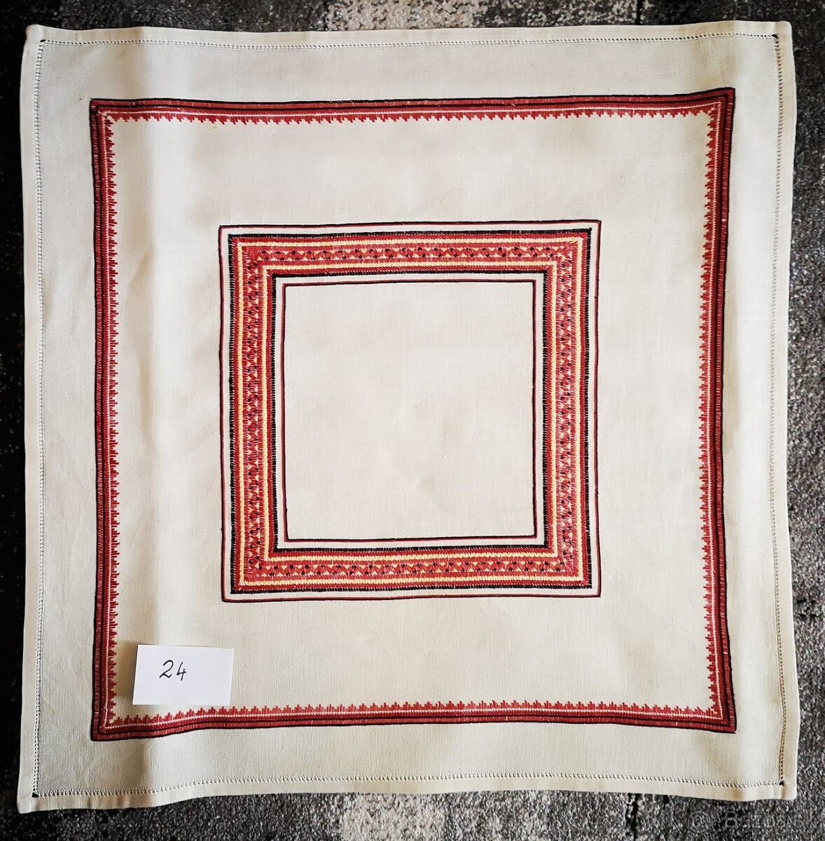 Háčkovaná dečka a vyšívané obrusy. - 8