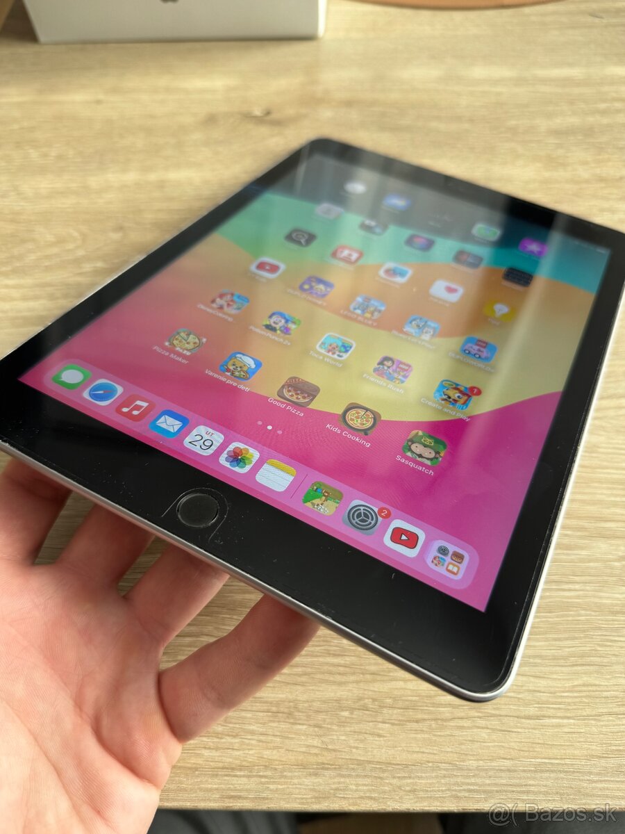 Apple iPad 6. generácia (9.7") 128 GB Space Gray - 8